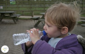 a partir de qué edad agua del grifo en bebes y niños, agua del grifo en bebes y niños, agua embotellada en bebes y niños, agua embotellada para biberones