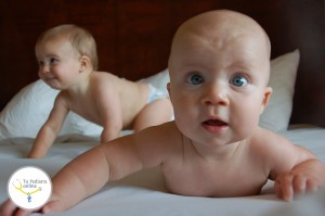 hitos desarrollo bebé, indicadores de desarrollo, gateo del bebé, llanto del bebé, primeras palabras, primeros pasos, primera sonrisa bebé, retraso crecimiento bebé