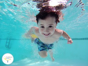 beneficios del agua bebés, beneficios natación niños, cloro piscinas niños, contraindicaciones natación