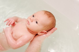 baño del bebe, como baño a mi bebe, jabon en el baño del recien nacido, temperatura agua baño bebe, a qué temperatura tiene que estar el agua del baño del recien nacido