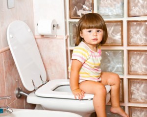 bambina alla toilette