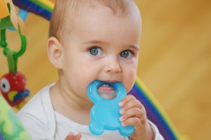 salida dientes en niños y bebes, dolor de dientes en bebes, mordedor para bebes, remedios caseros para bebes, salida de primeros dientes en bebes