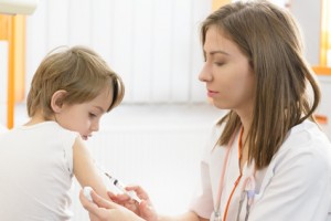 vacunas en bebes y niños, fiebre y vacunas en bebes y niños, baño y vacunas en bebes y niños, antibioticos y vacunas en bebes y niños, cuando hay que retrasar las vacunas en bebes y niños.